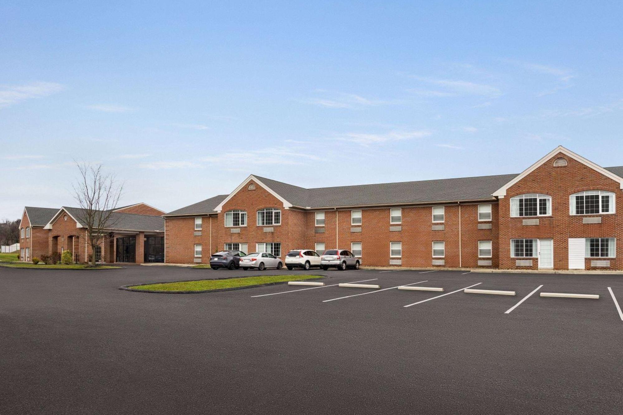 Days Inn & Suites By Wyndham Lancaster Amish Country Mountville Екстериор снимка