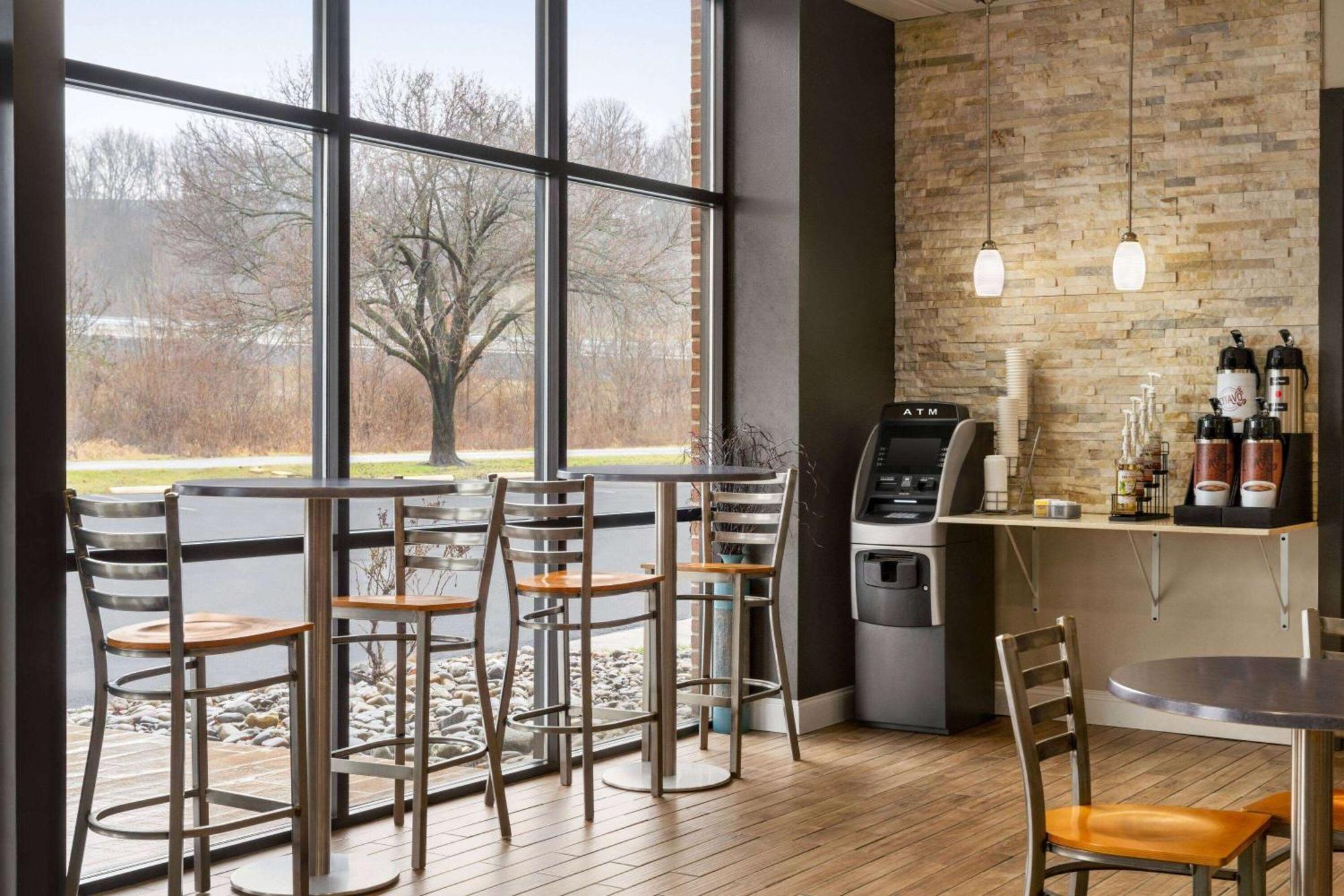 Days Inn & Suites By Wyndham Lancaster Amish Country Mountville Екстериор снимка